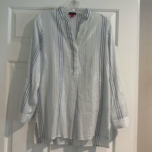 Vince Camuto tunic length popover top. Blue and white with silver.